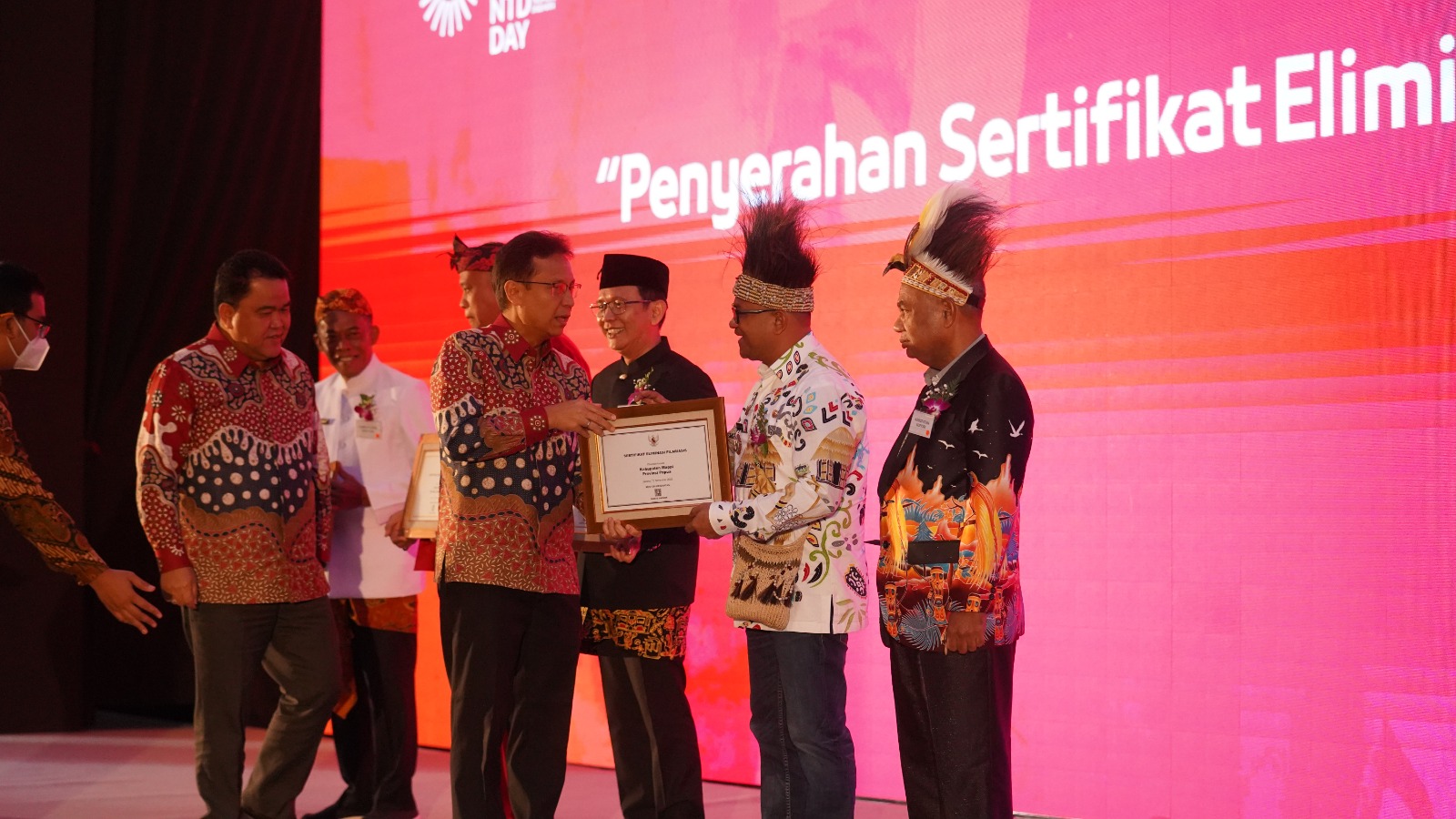 Pj Bupati Mappi, Michael R. Gomar saat menerima sertifikat dari Menteri Kesehatan, Budi Gunadi Sadikin. Foto: Humas Pemkab Mappi